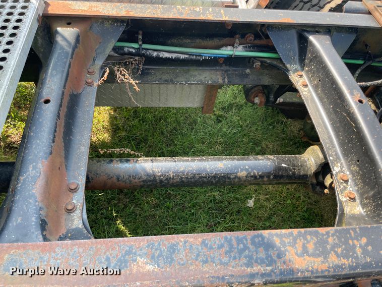 image for item JQ9617 2000 Freightliner FLC  semi truck