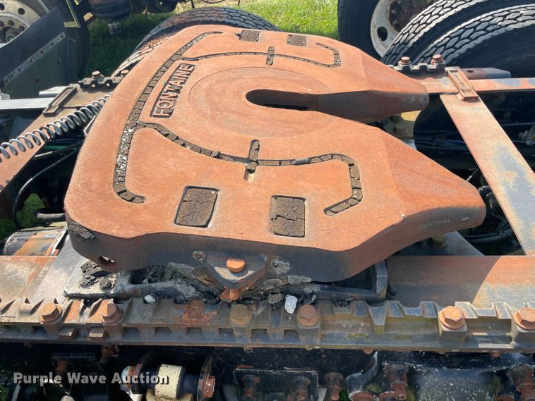 image for item JQ9617 2000 Freightliner FLC  semi truck