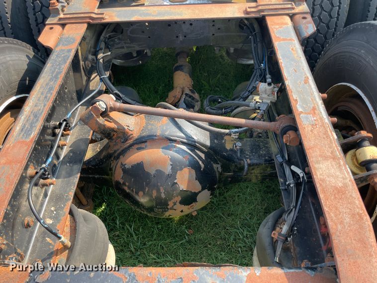 image for item JQ9617 2000 Freightliner FLC  semi truck