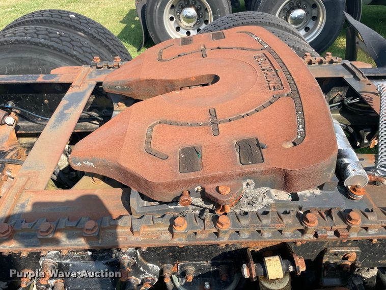 image for item JQ9617 2000 Freightliner FLC  semi truck