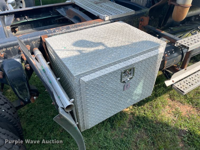 image for item JQ9617 2000 Freightliner FLC  semi truck