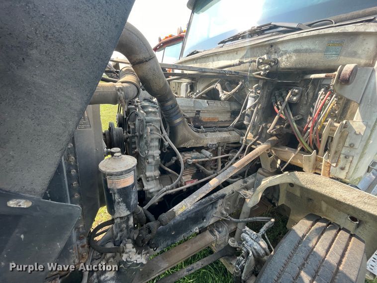 image for item JQ9617 2000 Freightliner FLC  semi truck