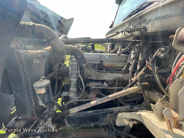 image for item JQ9617 2000 Freightliner FLC  semi truck