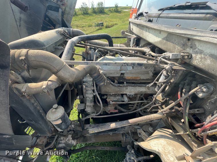 image for item JQ9617 2000 Freightliner FLC  semi truck