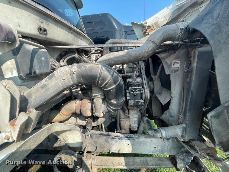 image for item JQ9617 2000 Freightliner FLC  semi truck