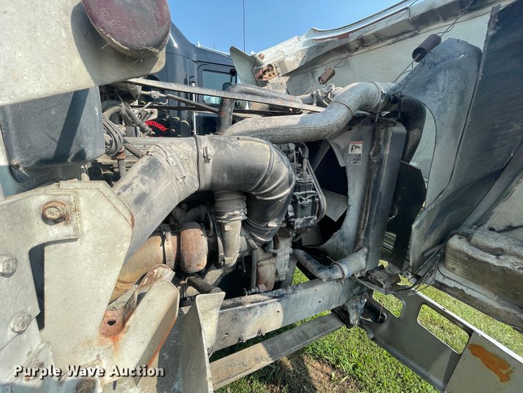 image for item JQ9617 2000 Freightliner FLC  semi truck