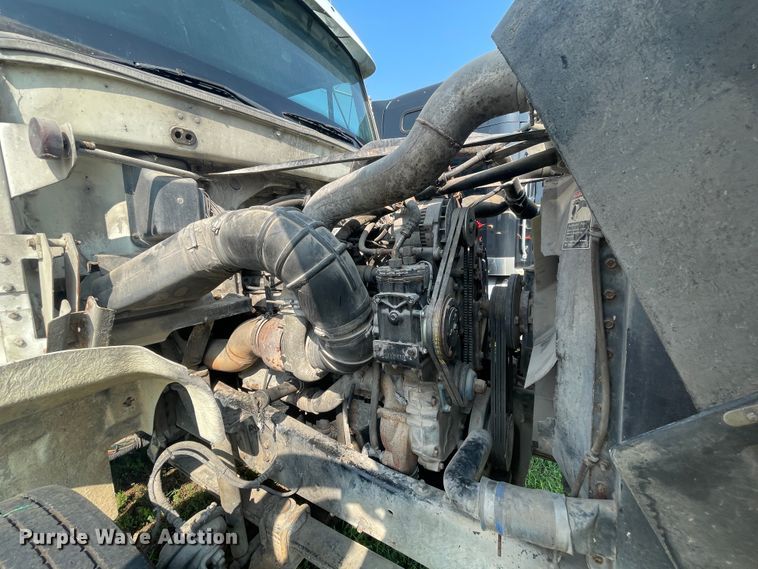 image for item JQ9617 2000 Freightliner FLC  semi truck