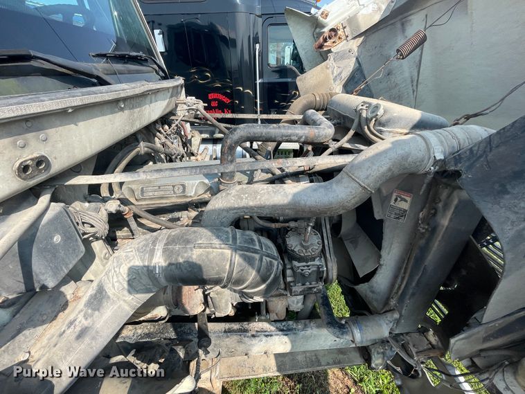 image for item JQ9617 2000 Freightliner FLC  semi truck