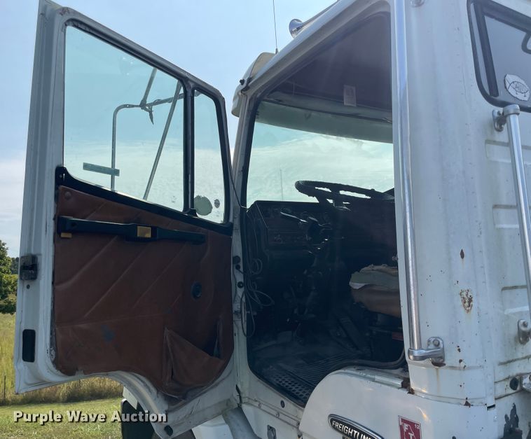image for item JQ9617 2000 Freightliner FLC  semi truck