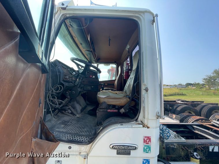 image for item JQ9617 2000 Freightliner FLC  semi truck