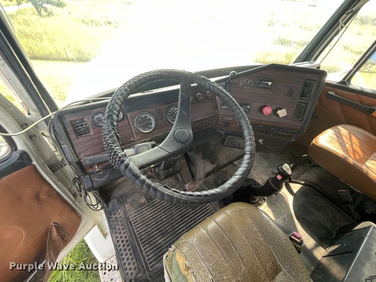 image for item JQ9617 2000 Freightliner FLC  semi truck