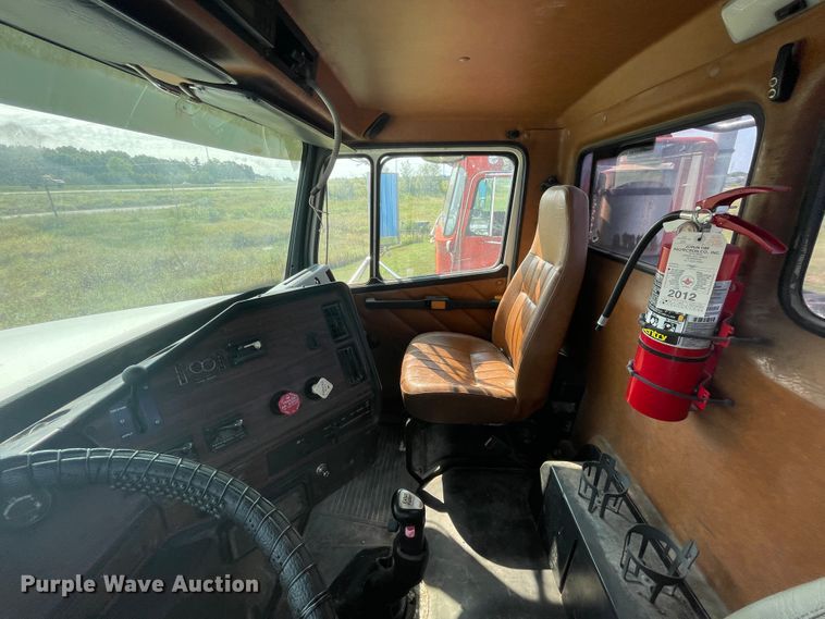 image for item JQ9617 2000 Freightliner FLC  semi truck