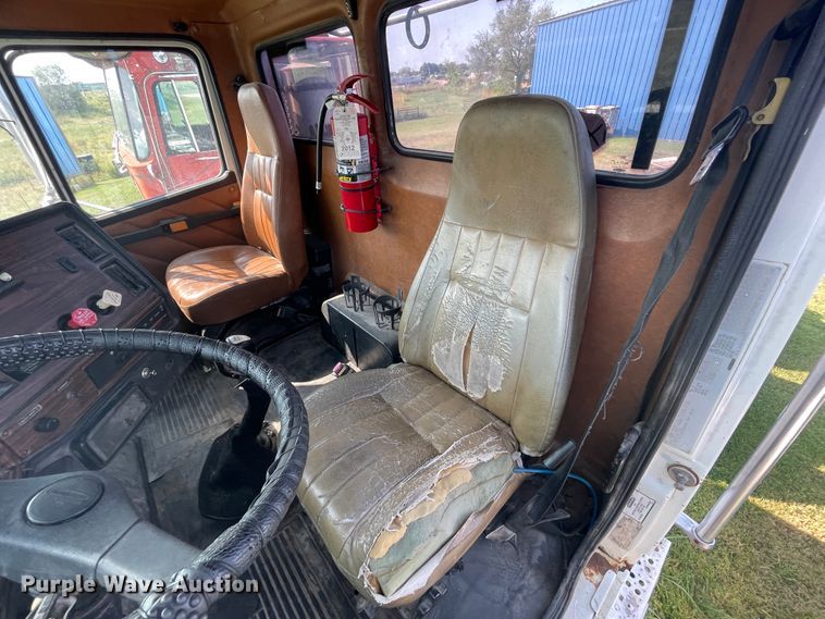 image for item JQ9617 2000 Freightliner FLC  semi truck