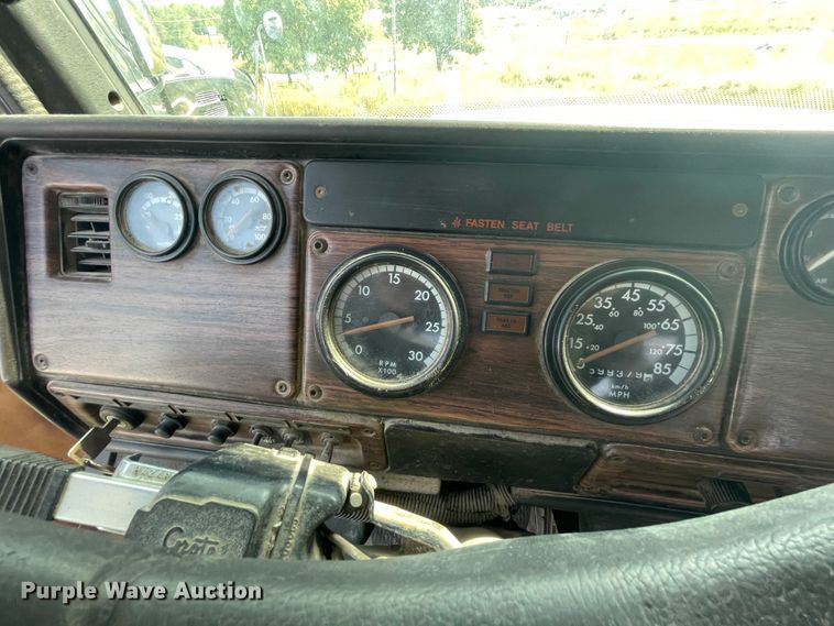 image for item JQ9617 2000 Freightliner FLC  semi truck