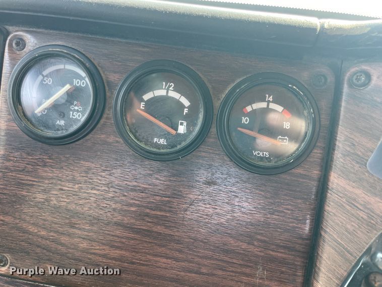 image for item JQ9617 2000 Freightliner FLC  semi truck