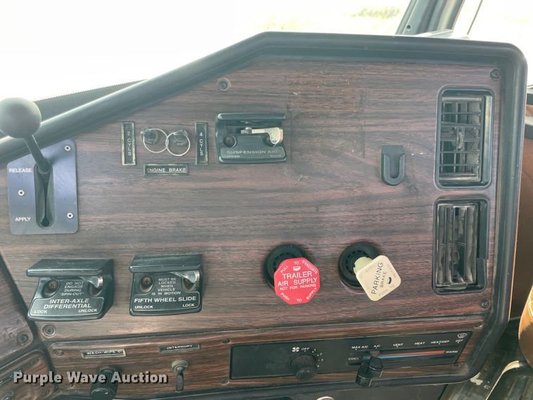 image for item JQ9617 2000 Freightliner FLC  semi truck