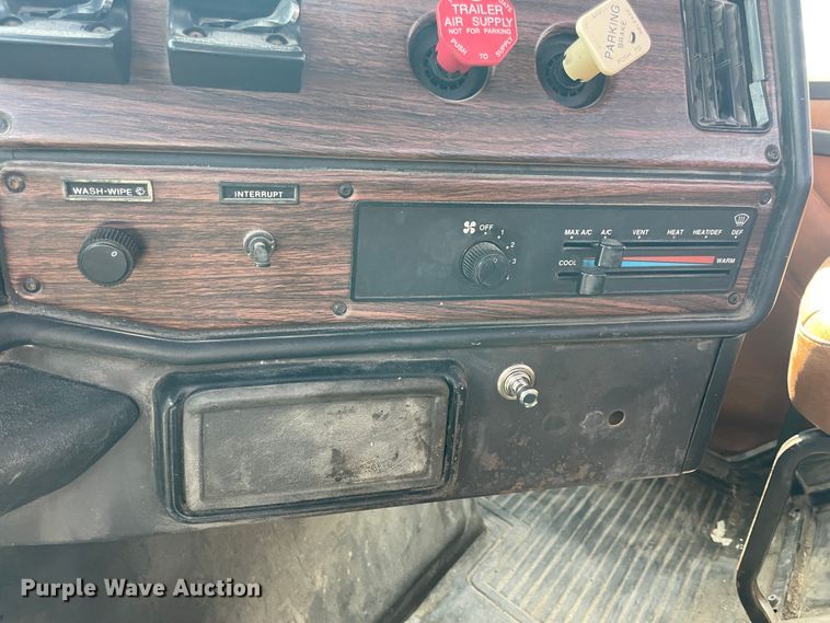 image for item JQ9617 2000 Freightliner FLC  semi truck