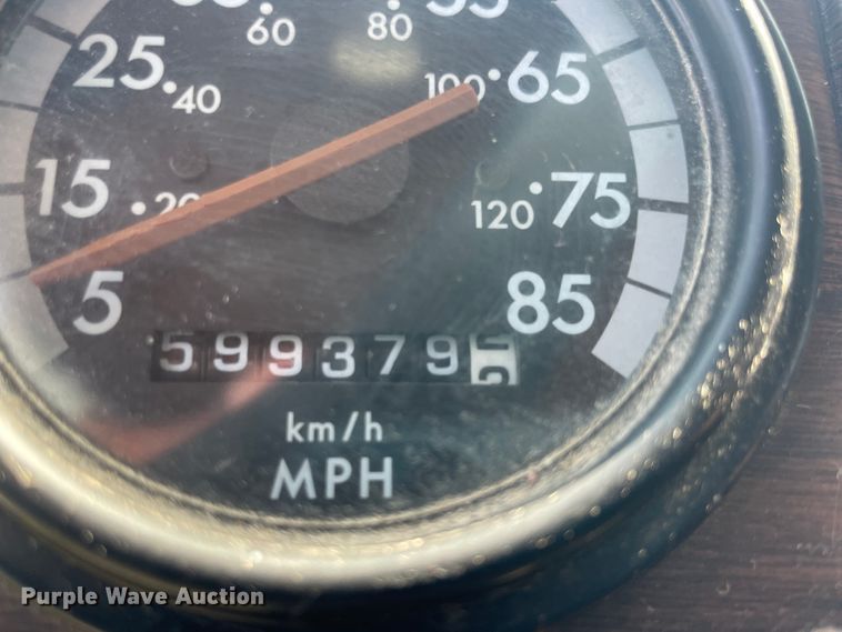 image for item JQ9617 2000 Freightliner FLC  semi truck