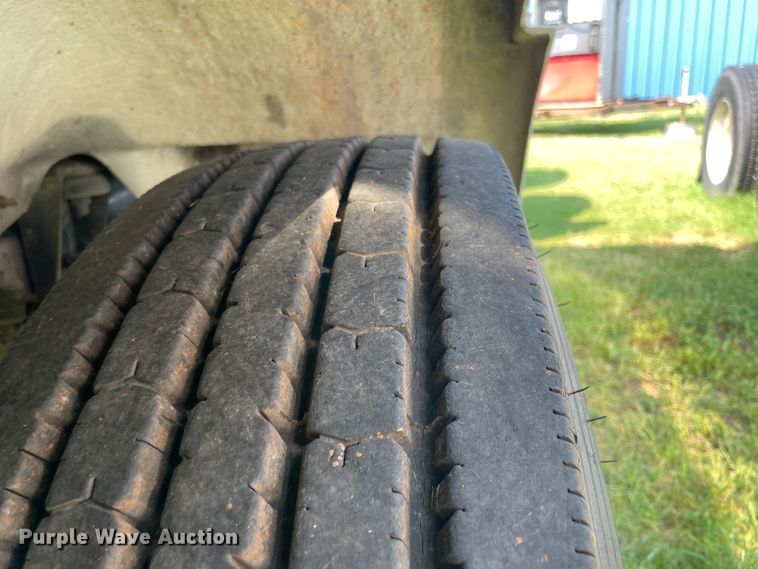 image for item JQ9617 2000 Freightliner FLC  semi truck