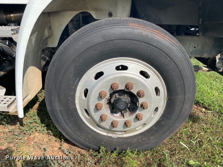 image for item JQ9617 2000 Freightliner FLC  semi truck