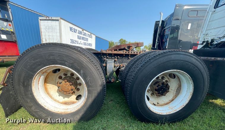 image for item JQ9617 2000 Freightliner FLC  semi truck