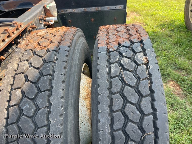 image for item JQ9617 2000 Freightliner FLC  semi truck