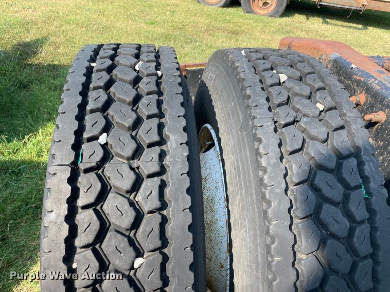 image for item JQ9617 2000 Freightliner FLC  semi truck