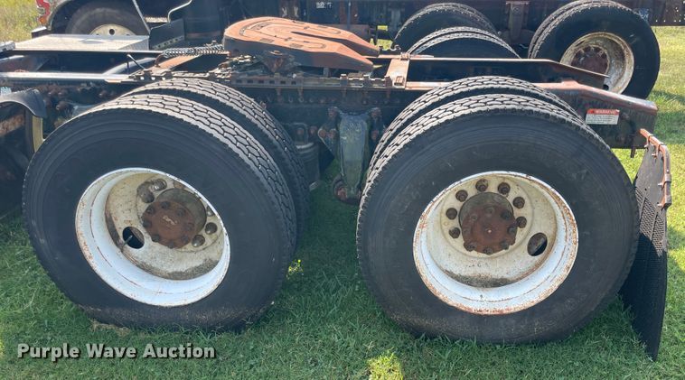 image for item JQ9617 2000 Freightliner FLC  semi truck