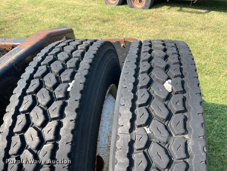 image for item JQ9617 2000 Freightliner FLC  semi truck