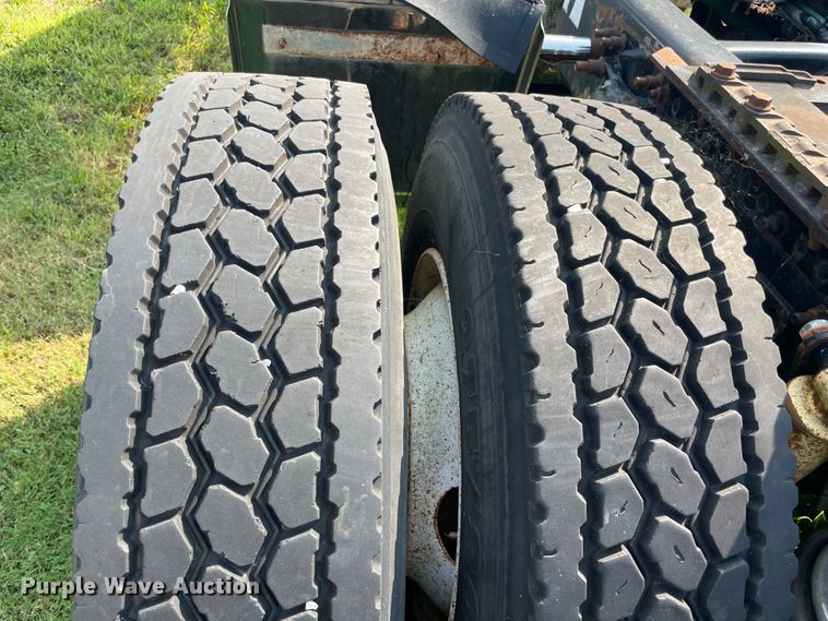 image for item JQ9617 2000 Freightliner FLC  semi truck