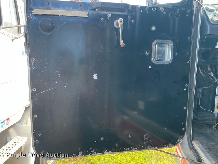 image for item JQ9618 1977 Kenworth KI00C  semi truck