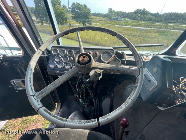 image for item JQ9618 1977 Kenworth KI00C  semi truck