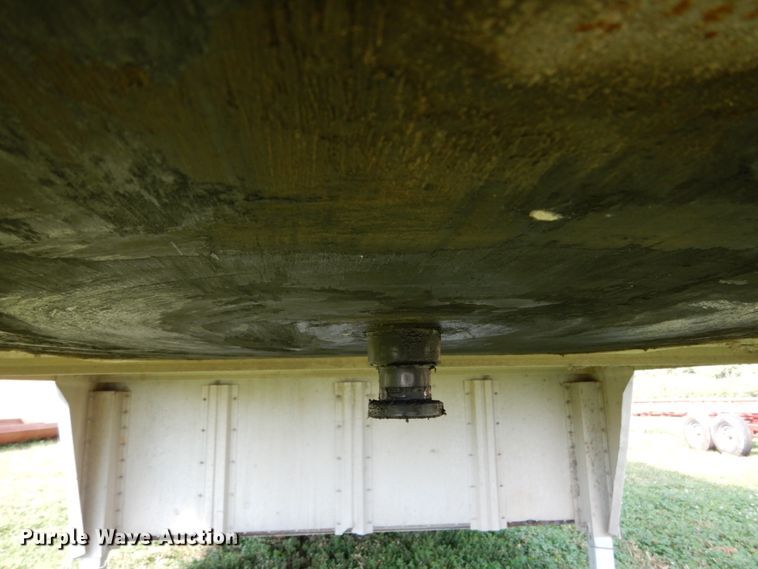 image for item KI9579 1988 Wilson  livestock trailer