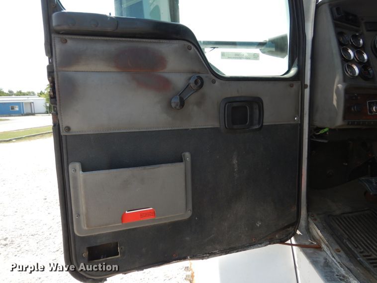 image for item KI9595 2005 Kenworth T300  semi truck