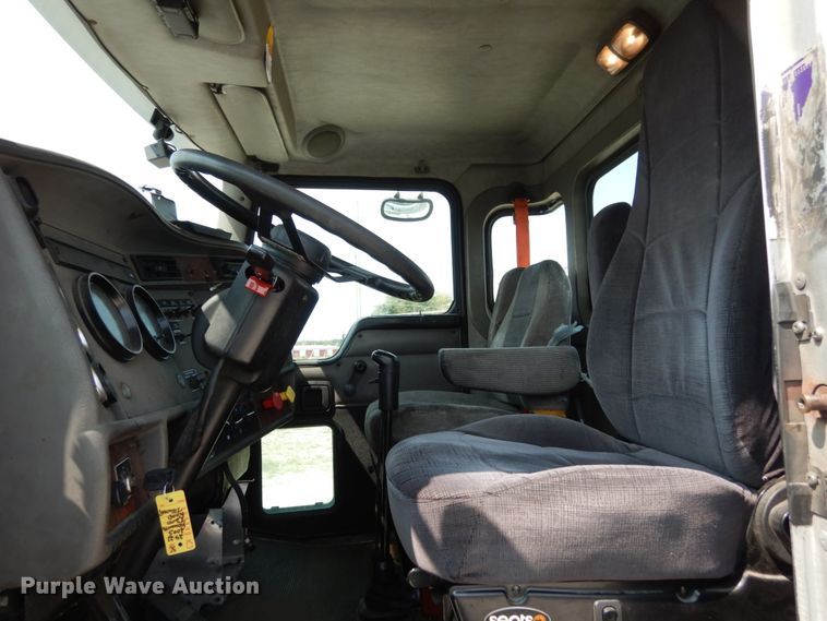 image for item KI9595 2005 Kenworth T300  semi truck