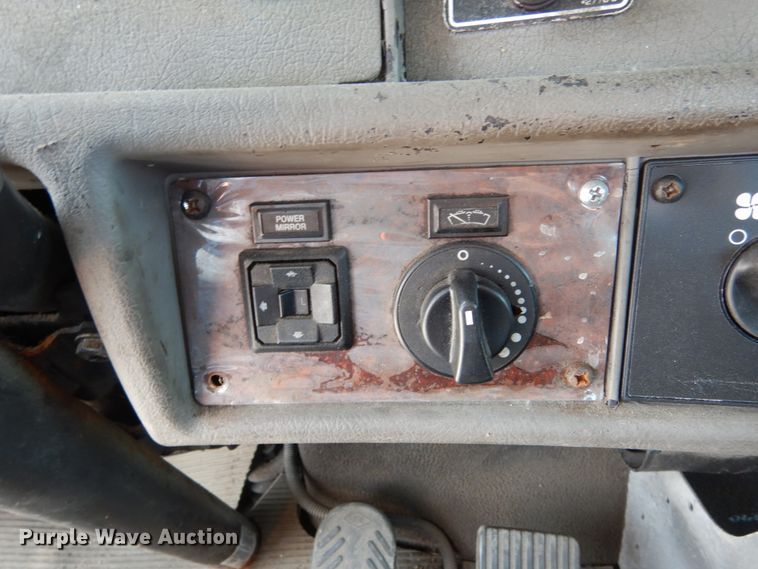 image for item KI9595 2005 Kenworth T300  semi truck