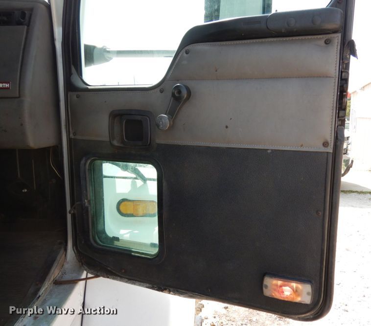 image for item KI9595 2005 Kenworth T300  semi truck