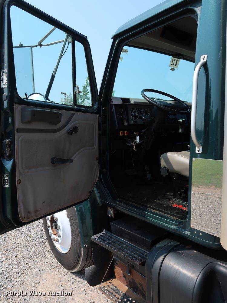 image for item KQ9744 1996 International 4900  box truck