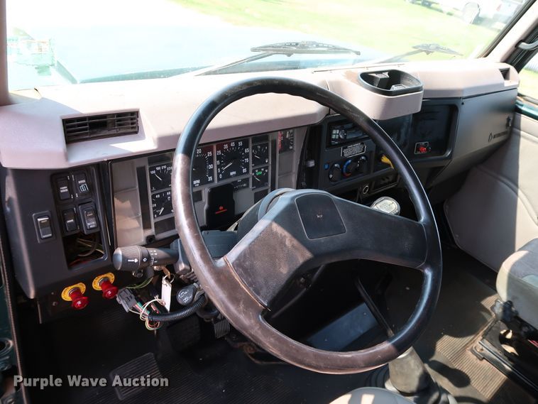 image for item KQ9744 1996 International 4900  box truck