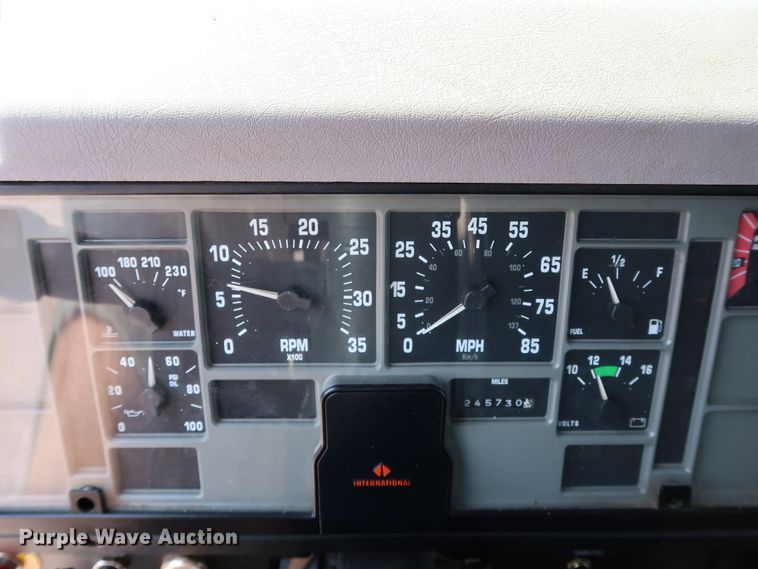 image for item KQ9744 1996 International 4900  box truck