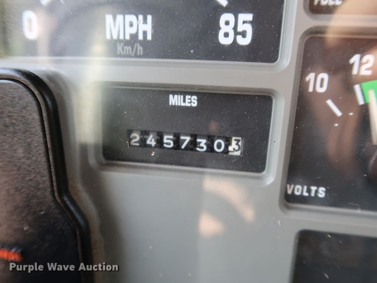 image for item KQ9744 1996 International 4900  box truck