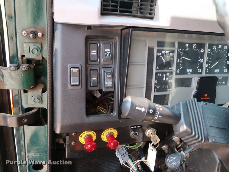 image for item KQ9744 1996 International 4900  box truck