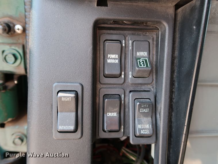 image for item KQ9744 1996 International 4900  box truck