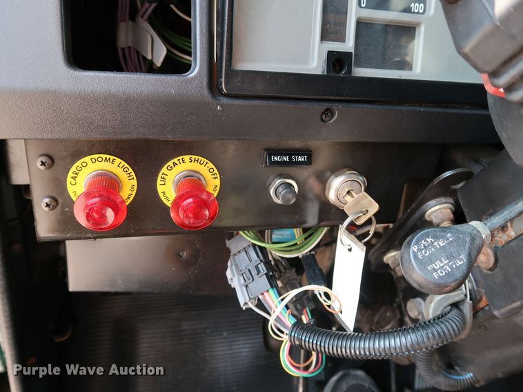 image for item KQ9744 1996 International 4900  box truck