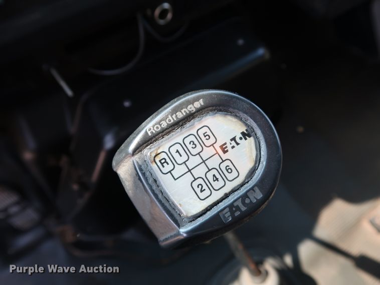 image for item KQ9744 1996 International 4900  box truck