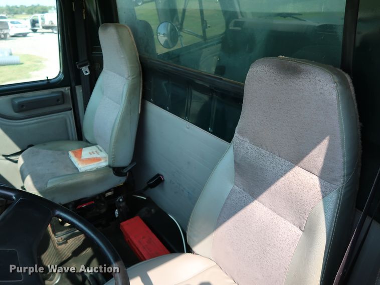 image for item KQ9744 1996 International 4900  box truck