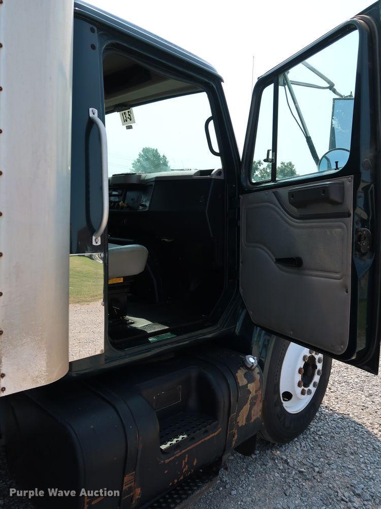 image for item KQ9744 1996 International 4900  box truck