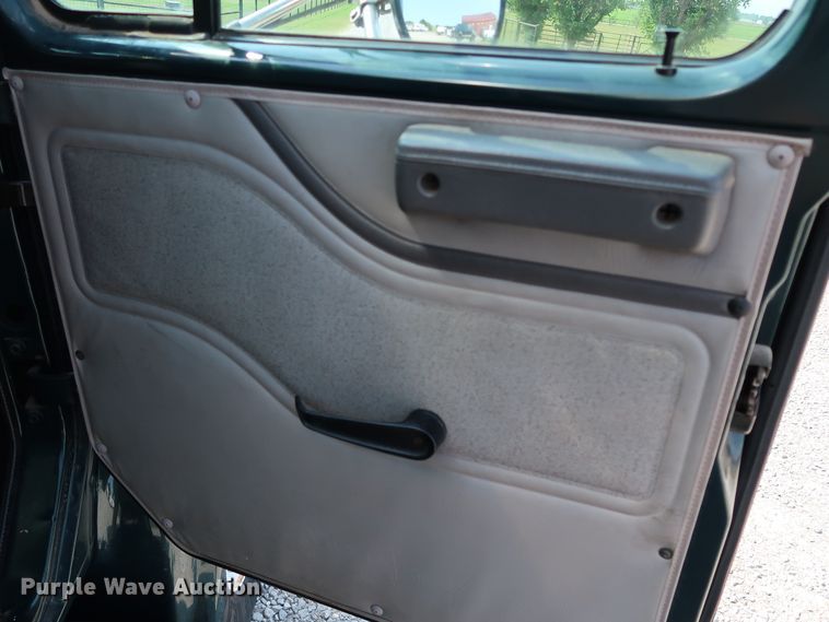 image for item KQ9744 1996 International 4900  box truck