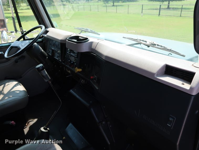 image for item KQ9744 1996 International 4900  box truck