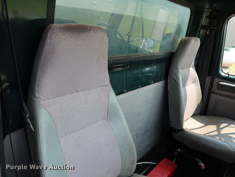 image for item KQ9744 1996 International 4900  box truck